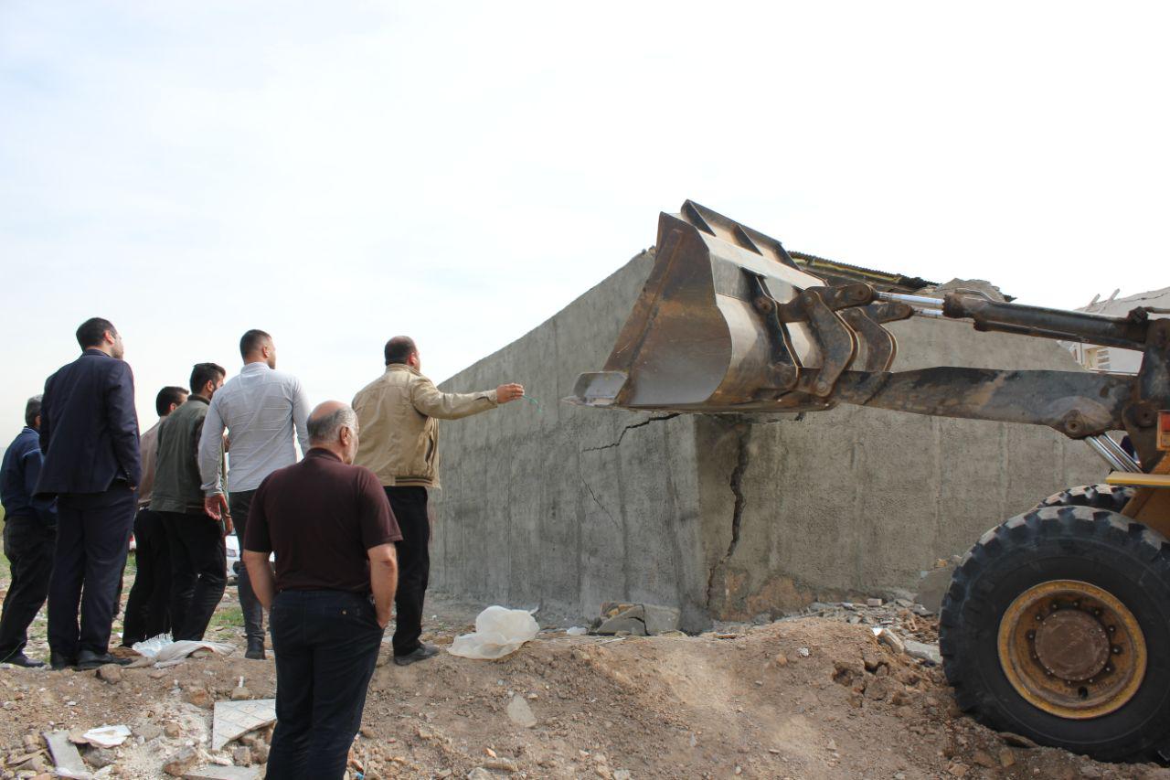 تخریب ساخت و سازهای غیر مجاز در بخشی از اراضی کشاورزی بخش خاوران انجام شد