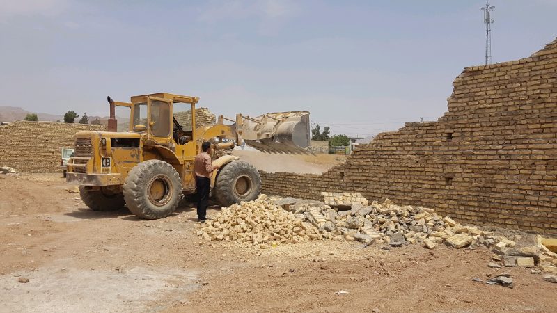 تخریب ساخت و ساز غیرمجاز در اراضی بخش خاوران