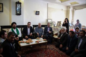دیدار استاندار تهران و فرماندار ری با خانواده معظم شهید مهدی گودرزی در قیامدشت