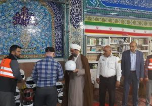 اهدای کلاه ایمنی به موتورسواران روستاdی چهلقز