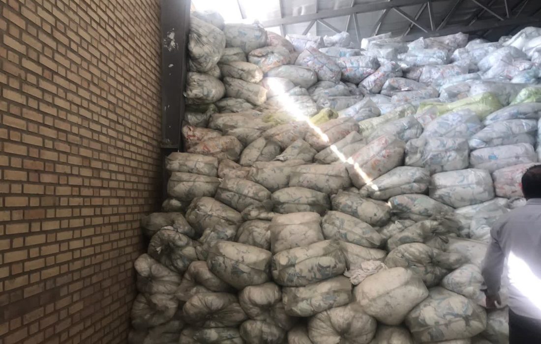 کشف محل احتکار نزدیک به ۲۰ کانتینر پوشاک بچه در بخش خاوران