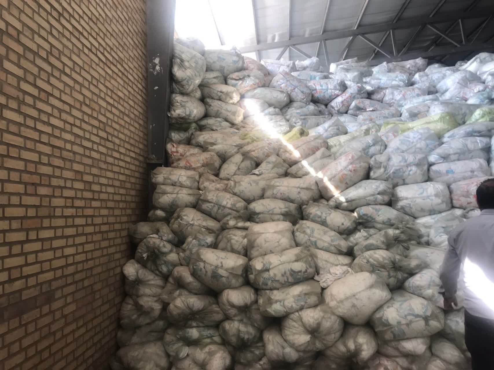 کشف محل احتکار نزدیک به ۲۰ کانتینر پوشاک بچه در بخش خاوران