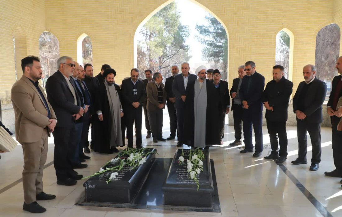 غبارروبی مزار شهدای گمنام قیامدشت توسط مسئولان بخش خاوران