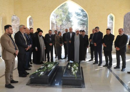 غبارروبی مزار شهدای گمنام قیامدشت توسط مسئولان بخش خاوران