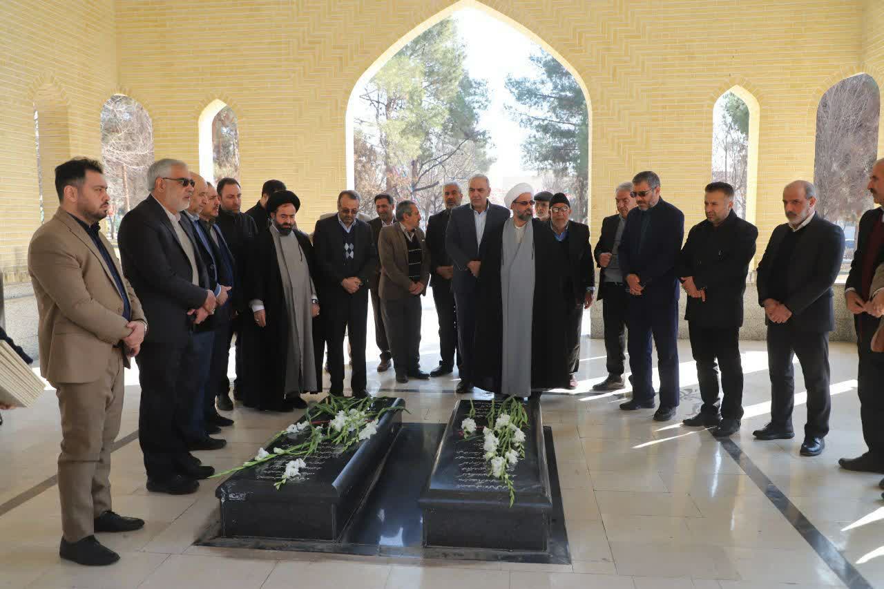 غبارروبی مزار شهدای گمنام قیامدشت توسط مسئولان بخش خاوران