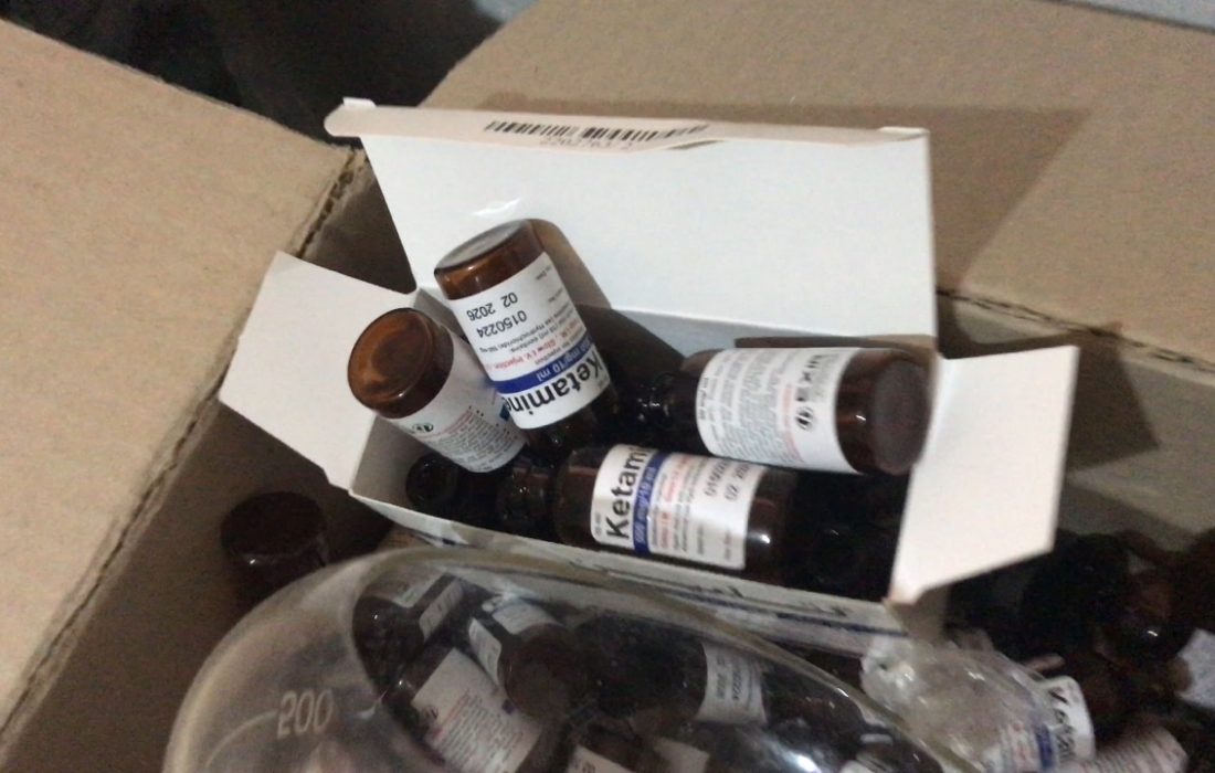 کشف کارگاه تولید داروهای تقلبی خارجی و کمیاب در بخش خاوران + فیلم