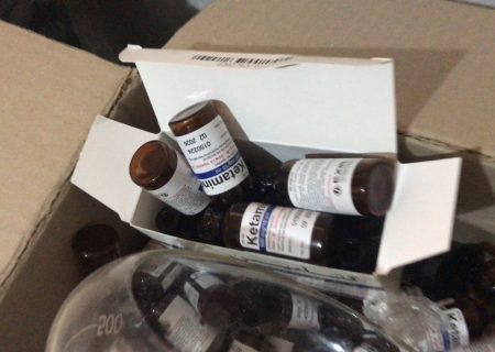 کشف کارگاه تولید داروهای تقلبی خارجی و کمیاب در بخش خاوران + فیلم