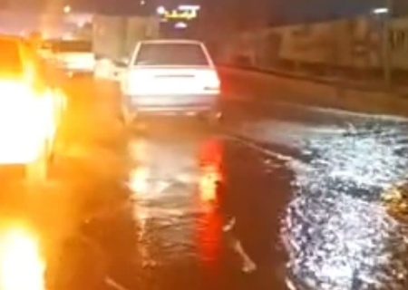 جاری شدن سیلاب در جاده خاوران + فیلم