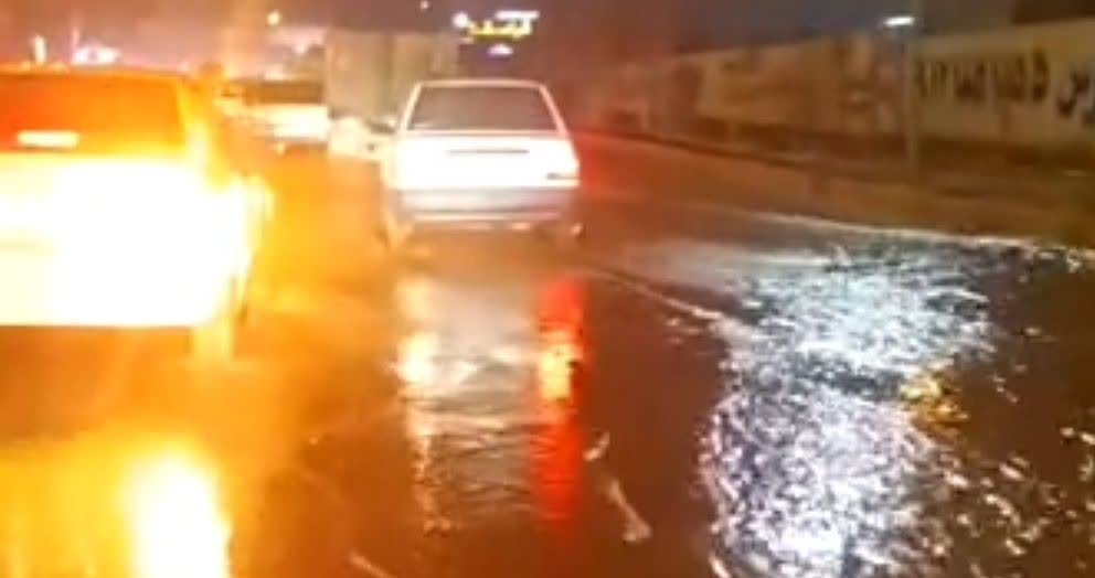 جاری شدن سیلاب در جاده خاوران + فیلم