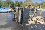 تصادف سه خودرو در دوربرگردان فوق‌خطرناک توتک / آتش‌سوزی وانت پس از واژگونی